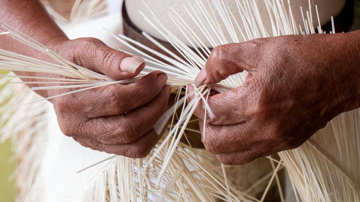 Tressage à la main d'un panama