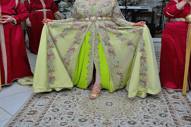 Une femme portant caftan marocain
