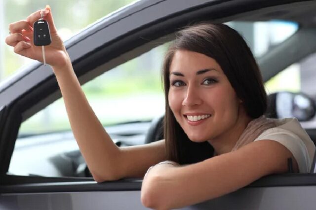 femme conduisant une voiture