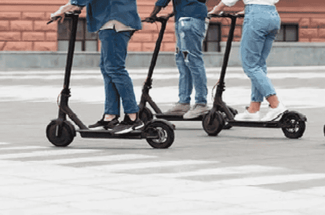 gens conduisant trottinette électrique