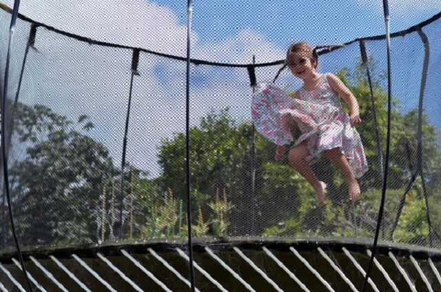 une-fille-joue-un-trampoline