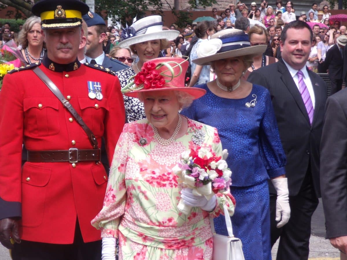 Elizabeth II est morte le 08 septembre 2022 5 Élisabeth II (en rose au centre) durant un bain de foule dans le Queen's Park de Toronto