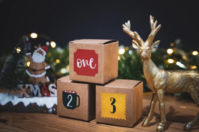 Beau calendrier de l'avent trois cases avec des chiffres