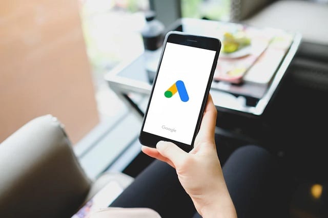 Jeune fille pointant des publicités google sur l'écran du téléphone