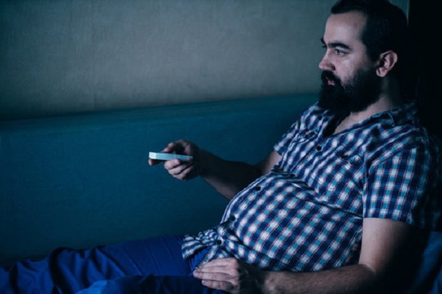 Un-homme-utilisant-Télécommande-Somfy-RTS