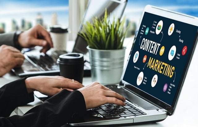 femme travaillant sur le marketing de contenu pour les affaires en ligne