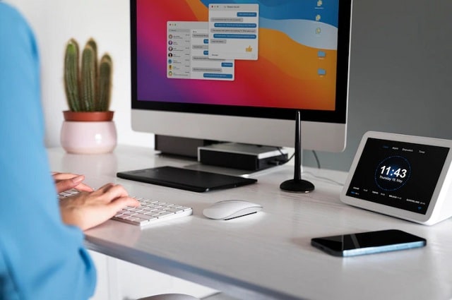 mains tapant au bureau
