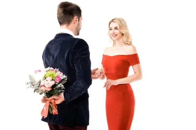 Depuis toujours, le 14 février est symbolisé en étant une fête des amoureux. Baptisé 《la Saint-Valentin》, ce jour spécial est consacré à la commémoration de l'amour. En effet, des tourtereaux partout dans le monde profitent de ce jour pour célébrer l'affection qu'ils ont envers leur bien-aimé(e) en leur offrant des fleurs, des chocolats et de divers cadeaux. Tandis que d'autres profitent de ce jour pour déclarer leur flamme. Cette célébration passe également par des moments romantiques entre amoureux.  À travers cet article, découvrez les divers critères à prendre en compte pour pouvoir choisir un bouquet de roses pour la fête des amoureux et ses points de vente. Critères à prendre en compte pour bien choisir les fleurs pour la Saint-Valentin Sachant que les fleurs sont la symbolisation de l'amour, il est donc essentiel de bien faire le choix de celles-ci afin de les offrir au partenaire pour la Saint-Valentin, souvent dit la fête des amoureux. Par conséquent, voici les divers critères à prendre en compte pour bien choisir le bouquet de fleurs pour la Saint-Valentin : La couleur  D'innombrables couleurs s'offrent à vous, mais la plupart des personnes font toujours le choix traditionnel qui est le rouge puisqu'il symbolise la Saint-Valentin. En effet, pendant ce jour dédié aux amoureux, cette couleur est présente un peu partout, que ce soit les vêtements, les déco ou les fleurs. Même si le rouge symbolise l'amour, cela ne constitue pas pour autant de foncer tête baissée sur les bouquets de fleurs rouges pour votre moitié. Effectivement, chaque couleur de rose a sa propre signification et pour que vous fassiez le bon choix de bouquets de fleurs pour la Saint-Valentin, il est conseillé de bien s'informer sur les sens arborés de chaque teinte.  Les fleurs de couleurs vertes À l'origine, la couleur verte incarne l'harmonie. De ce fait, si vous choisissez d'offrir les bouquets de fleurs vertes à votre bien-aimée pour la Saint-Valentin, elles symboliseront une vie de couple tangible et saine. De plus, ces fleurs vertes attirent de la chance et de la prospérité.  Les fleurs de couleur roses Les fleurs roses représentent en général la pureté et la sensualité. Bien que ces fleurs ne soient pas aussi vives que les traditionnels rouges, elles sont tout de même romantiques et ont acquis une place assez importante dans le domaine de l'expression de l'amour. Étant affectionnées par les dames, les fleurs roses vont sûrement faire chavirer le cœur de votre bien-aimée et raviver ses sentiments. Les fleurs de couleur rouges Les roses rouges sont la fleur phare pour célébrer la Saint-Valentin. C'est sans doute dû à sa présentation de la passion. En effet, les fleurs rouges représentent une affection vivace et ardente. Ces fleurs vont refléter l'intensité de votre amour à votre moitié. De plus, la rose rouge se marie très bien avec les fleurs en d'autres couleurs.  Les fleurs de couleur blanches Sachant que la couleur blanche représente la sainteté et l'innocence, les roses symbolisent l'honnêteté. En effet, ces fleurs blanches combinent à la fois la beauté et l'élégance. Et bien évidemment, elles sont d'une pureté hors norme. Cela dit, si vous choisissez d'offrir des fleurs blanches à votre bien-aimée pour la Saint-Valentin, vous lui promettez non seulement un amour pur et irréprochable, mais également la fidélité.  Les préférences de votre partenaire  Ce critère n'est pas à laisser au hasard lors d'une sélection de bouquet de fleurs pour la Saint-Valentin. Il est primordial de toujours se souvenir que ces fleurs ne doivent pas uniquement vous convenir, mais également à votre partenaire. De ce fait, il faut assurer que celles-ci puissent refléter l'attitude et la personnalité de votre moitié.     Il ne faut en aucun cas surcharger le bouquet que vous souhaitez offrir à votre partenaire. Évidemment, il est également nécessaire de bien respecter le nombre de celles-ci.  Cela dit, si vous offrez un bouquet de moins de 14 fleurs, donc l'idéal est de choisir un nombre impair. Ainsi, le bouquet sera bien harmonieux et agréable à voir. Points de vente de bouquets de roses pour la Saint-Valentin Comme on le sait, les bouquets de roses sont l'un des meilleurs cadeaux pour dire “je t'aime'' pendant le 14 février.  Nombreux sont les points de vente de bouquets de roses pour la Saint-Valentin avec un prix abordable. Vous pouvez non seulement faire l'achat de votre cadeau de fête des amoureux dans un fleuriste près de chez vous, mais également en ligne en quelques clics. Innombrables sont les sites qui proposent de diverses variétés de fleurs et de cadeaux romantiques pour la Saint-Valentin. Évidemment, il vous suffit juste de faire le choix du bouquet de roses qui vous convient et à votre moitié. De plus, ces sites offrent également de différentes tailles de bouquets de roses, du plus petit aux plus généreux afin de satisfaire tous les budgets. En optant pour l'achat de roses pour la Saint-Valentin en ligne, vous aurez même la possibilité de les personnaliser en y ajoutant : Une vidéo ; Une photo imprimée ; Une carte message, etc. Ainsi, vous transmettez vos plus belles déclarations d'amour à votre bien-aimé(e) à travers le bouquet de fleurs. Et le tout est compris avec le prix du bouquet avec un service de livraison. En effet,vous aurez l'occasion de faire livrer le bouquet pour la Saint-Valentin au domicile de votre partenaire. 