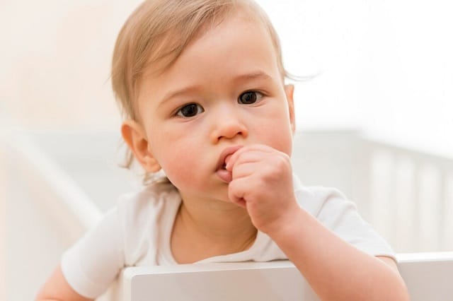 Bébé suce son pouce ou sa tétine : pourquoi et jusqu'à quand
