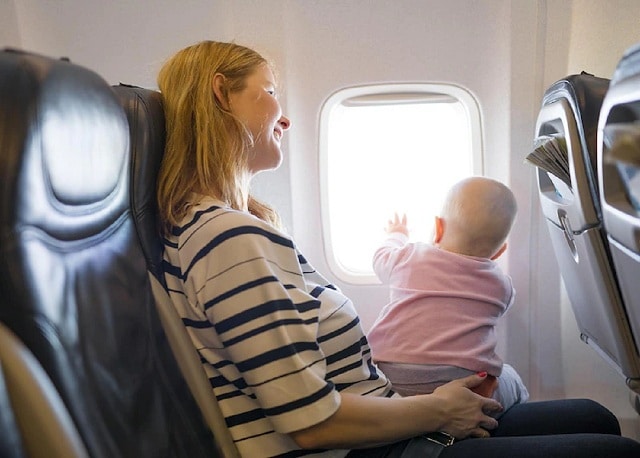mère et bébé voyageant en avion