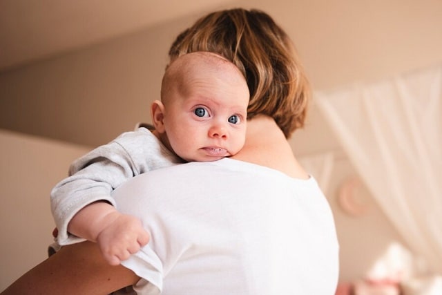 Quelles sont les causes du hoquet chez un bébé ?