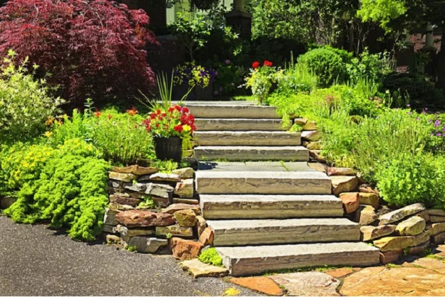 Aménagement du jardin en pierre naturelle