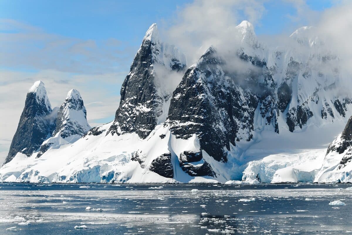 Croisière : quelles sont les meilleures destinations ? 4 Une croisière en Antarctique vous permettra de vivre l’une des meilleures expériences de voyage récréatif au monde. En effet, une expédition dans cette région polaire de l’extrême Sud vous permettra de découvrir de remarquables paysages glacés,