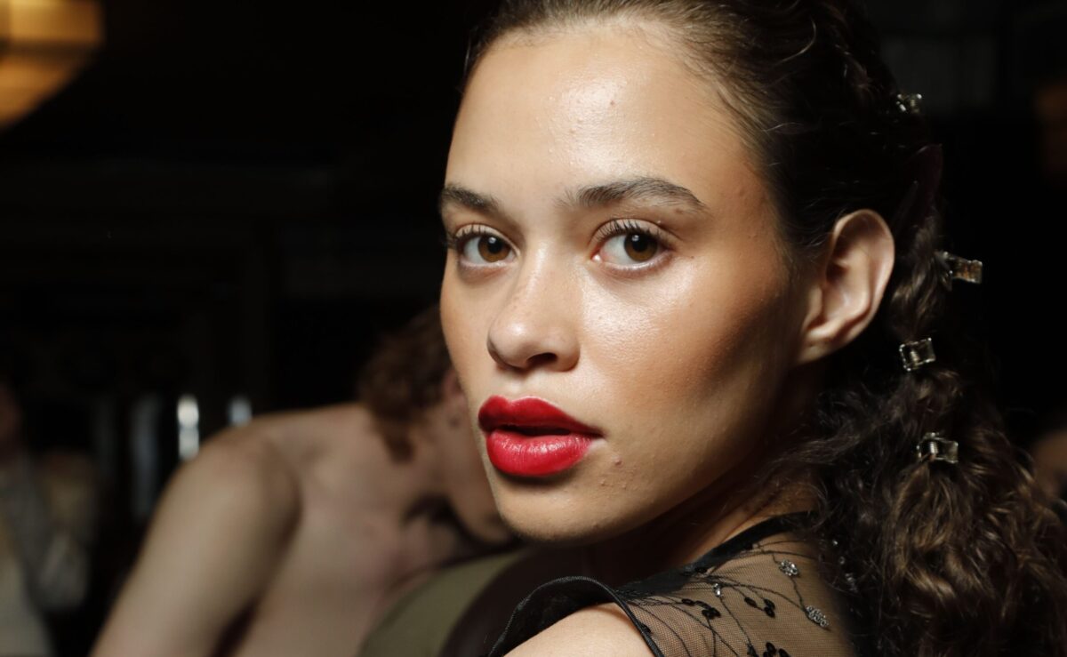 Quand le gloss et le rouge à lèvres cohabitent : la tendance maquillage