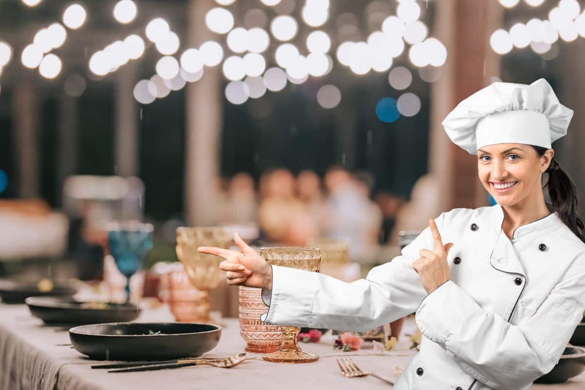 Les restaurateurs choisissent minutieusement la vaisselle, les couverts et les verres, assurant non seulement une esthétique plaisante, mais aussi une expérience culinaire optimale pour le convive.
