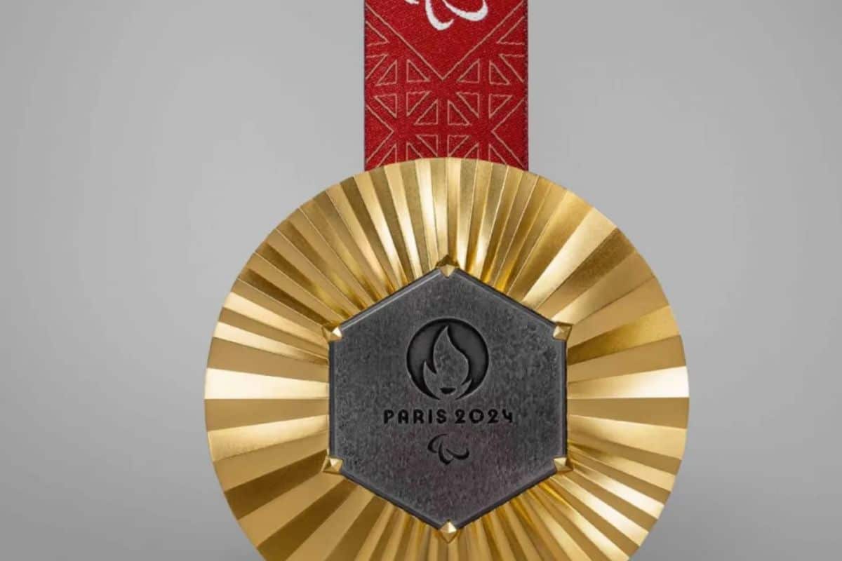 . Pour les Jeux Olympiques et Paralympiques de Paris 2024, le ruban des médailles sera orné des croisillons de la tour Eiffel. Le ruban des médailles olympiques sera d’un bleu sobre quand celui des médailles paralympiques se distinguera par son rouge profond, mélange des deux premières robes de la tour Eiffel, « rouge Venise » et « brun rouge ».