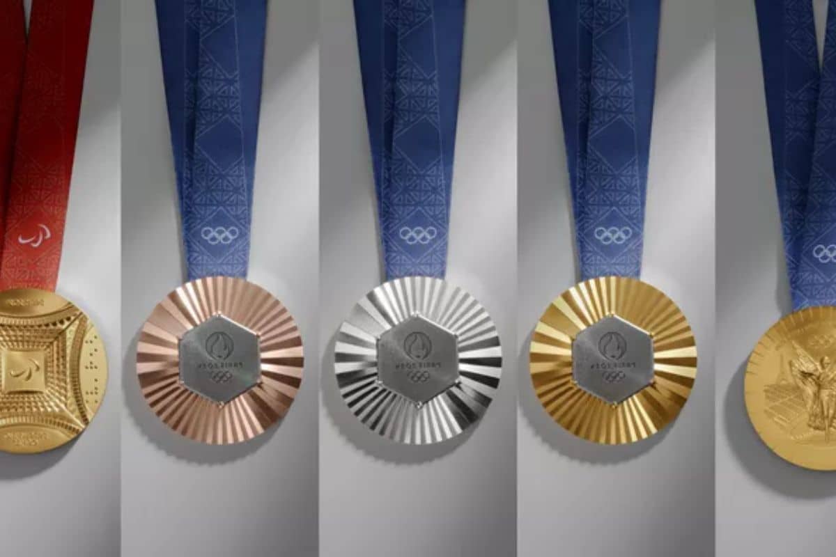 Après avoir dévoilé un emblème unique, un duo de mascottes, un look commun et un seul design de torche, Paris 2024 poursuit son ambition de rapprocher Jeux Olympiques et Jeux Paralympiques. Les médailles olympiques et paralympiques partagent ainsi une face au même design, celle sertie du fer de la tour Eiffel.