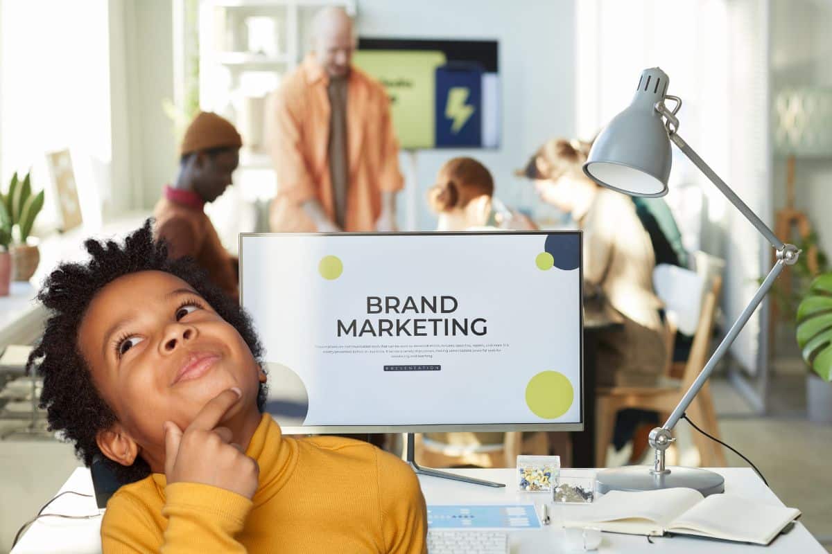 Contrairement au slogan publicitaire qui peut changer selon les campagnes, la baseline est généralement conçue pour être utilisée sur le long terme. Elle doit être intemporelle et adaptable à diverses situations de communication.