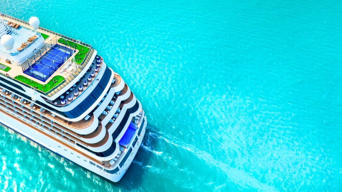 Pour payer moins cher votre croisière en Méditerranée, réservez en avance ou à la dernière minute, soyez flexible sur les dates et itinéraires, profitez des promotions, choisissez des cabines intérieures, comparez les offres en ligne, et adhérez aux programmes de fidélité des compagnies de croisière.